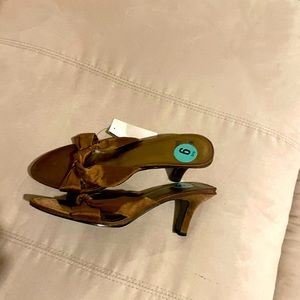 Mootsie Tootsie New Bronze Heels